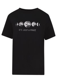 Černé bavlněné tričko s krátkým rukávem, které zobrazuje grafiku fázic měsíce a text "JE TO JEN FÁZE" v bílé barvě. Klasický design s kulatým výstřihem.