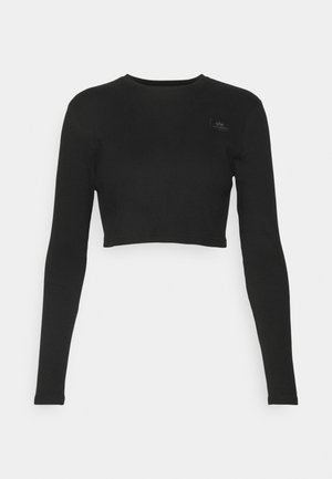 Svart cropped langermet topp laget av ribbestrikket materiale, med rund hals og et lite merket merke på brystet.