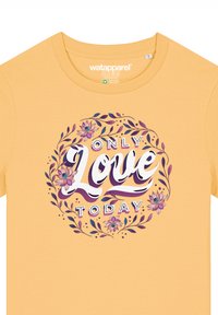 T-shirt en coton jaune avec un design floral circulaire et le texte "SEULEMENT DE L'AMOUR AUJOURD'HUI" en lettres grasses et décoratives.