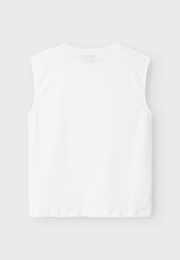 Bílý bezrukávový top, vyrobený z bavlny. Jednoduchý design s kulatým výstřihem a rovného lemu. Hladká textura, žádné viditelné vzory nebo akcenty.