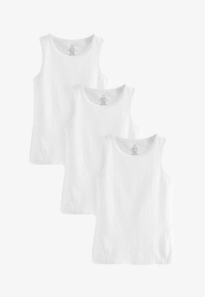 Trzy białe bawełniane topy bez rękawów z okrągłymi dekoltami, charakteryzujące się gładką teksturą i przeszytymi brzegami. Wyeksponowane w stawianej aranżacji.