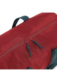 Bolsa de viaje de nailon rojo con acentos azules, que cuenta con un cierre superior de cremallera, tiradores de cremallera dobles y un asa lateral para transportar.