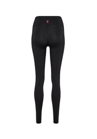 Svarta leggings med hög midja, med en liten röd chevron-detajl bak. Tillverkade av ett mjukt och stretchigt tyg.