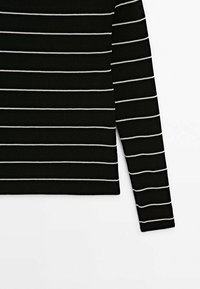 Zwarte longsleeve met horizontale witte strepen, gemaakt van een gebreide stof met een zachte textuur.