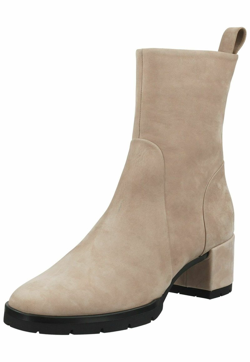 Beige Knöchelstiefel aus Wildleder mit Blockabsatz und abgerundeter Zehenpartie, der ein schlichtes Design und eine Gummisohle für besseren Halt bietet.