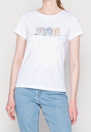 Hvid bomuld T-shirt med trykt design af farverige klipklapper med blomsterdetaljer. Kortærmet og med rund hals.