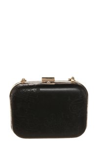 Clutch in pelle nera con motivi floreali in rilievo, chiusura in metallo dorato e manico a catena. Forma rettangolare, texture liscia e design compatto.