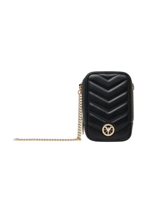 Lille sort quiltet crossbody-taske med guldkæde-rem og rundt guldemblem foran, rektangulær form med afrundede kanter.