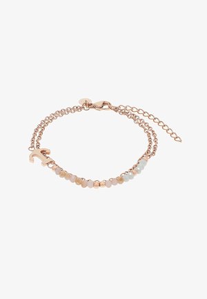 Dubbele armband van roségoud met kleine ronde kralen in beige en wit en een roségouden bedel in de vorm van de letter "r".