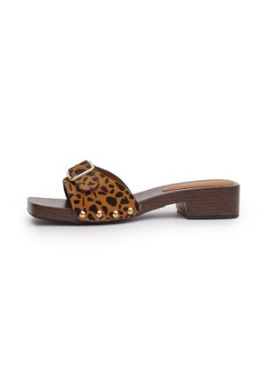 Sandalo marrone con tacco, cinturino con stampa leopardata, fibbia dorata e borchie dorate sopra un tacco corto in legno a blocco.