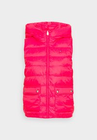 Gilet rembourré rose avec capuche, présentant une fermeture éclair à l'avant, deux poches à rabat à pression et une texture brillante et matelassée.