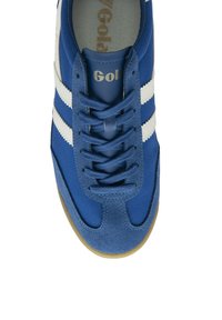Scarpa sportiva blu con tomaia in suede e tela, caratterizzata da strisce e lacci bianchi, suola in gomma e marchio dorato sulla linguetta.