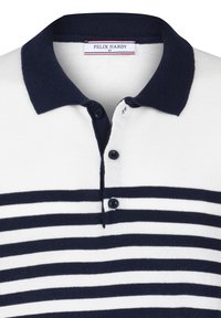Marineblauwe en witte gestreepte poloshirt met een effen marineblauwe kraag, knoopsluiting met drie knopen en een "FELIX HARDY" label aan de binnenkant van de kraag.