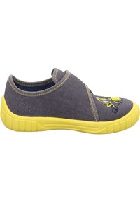 Scarpe slip-on con tomaia in denim grigio e suola in gomma gialla brillante. Presentano un design ricamato e una suola testurizzata per garantire aderenza.