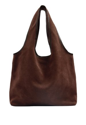 Duża brązowa zamszowa torba typu tote z podwójnymi uchwytami i gładką skórzaną lamówką na krawędziach, na białym tle.