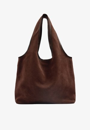 Duża brązowa zamszowa torba typu tote z podwójnymi uchwytami i gładką skórzaną lamówką na krawędziach, na białym tle.