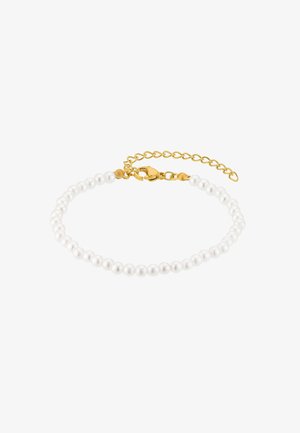 Perlový náramok s bielymi, hladkými, guľatými korálkami a zlatom ladeným kovovým karabínkovým zapínaním, vybavený nastaviteľným reťazcom na variabilitu dĺžky.