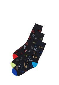 Los calcetines negros presentan patrones coloridos de bicicletas, gafas y controladores de videojuegos. Cada calcetín tiene un puño de diferente color: rojo, azul y verde.