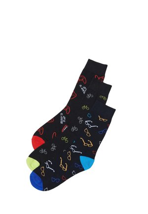 Los calcetines negros presentan patrones coloridos de bicicletas, gafas y controladores de videojuegos. Cada calcetín tiene un puño de diferente color: rojo, azul y verde.