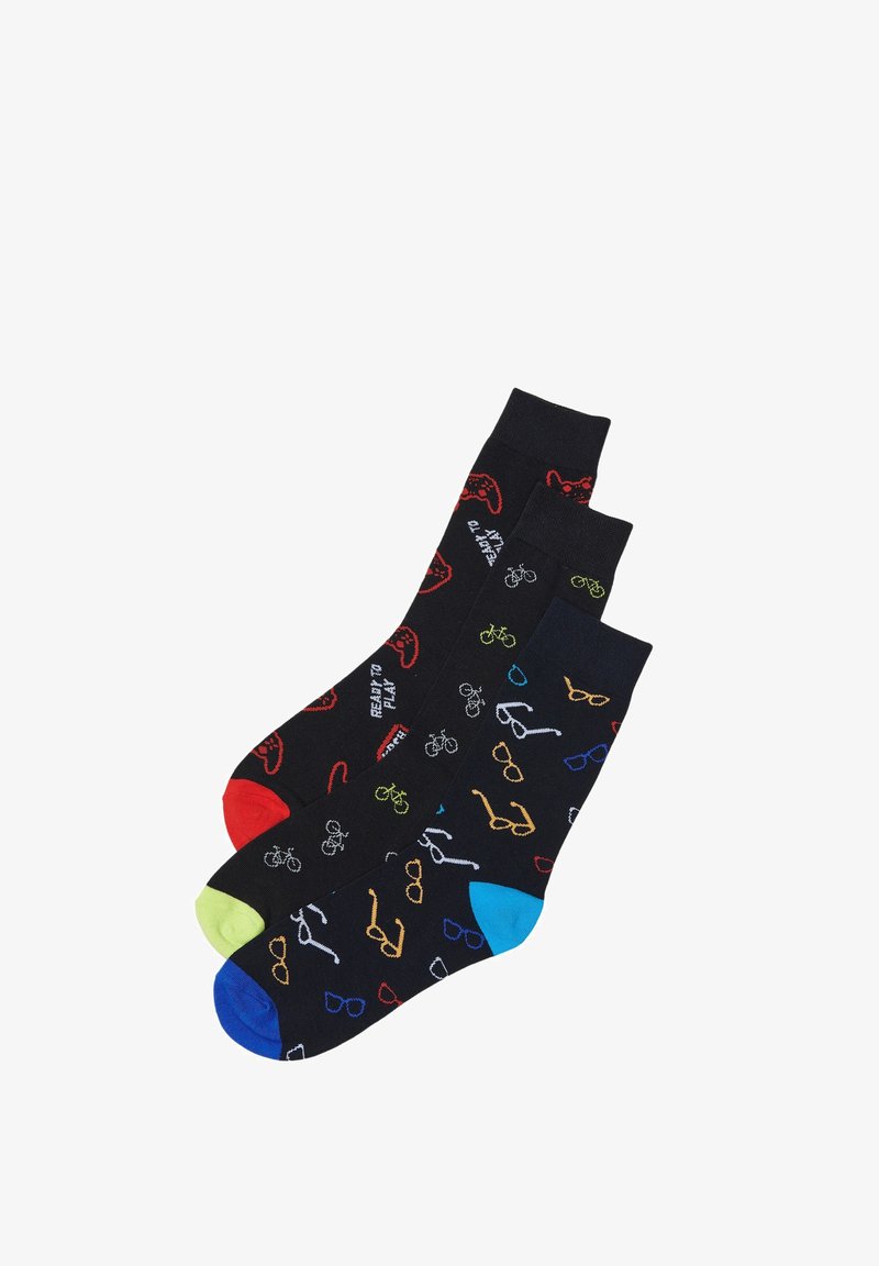 Los calcetines negros presentan patrones coloridos de bicicletas, gafas y controladores de videojuegos. Cada calcetín tiene un puño de diferente color: rojo, azul y verde.