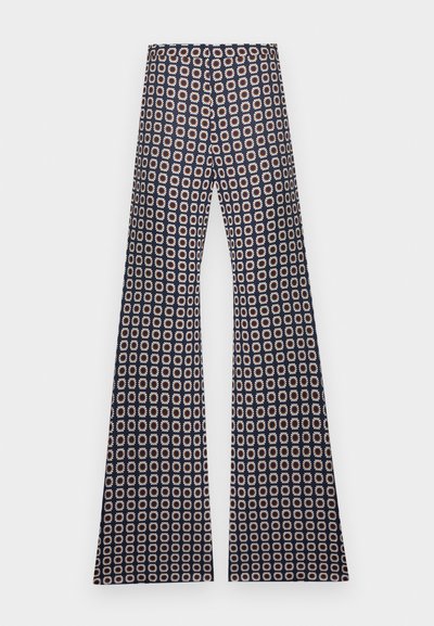 Σκούρα παντελόνια καμπάνα με λευκό και πορτοκαλί μοτίβο μαργαρίτας, ομοιόμορφα κατανεμημένα σε όλο το ύφασμα, απλωμένα επίπεδα σε λευκό φόντο.