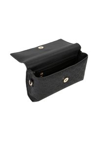 Cartera de cuero negro con un patrón texturizado, con cierre de broche dorado y bolsillo interior con cremallera. Abierta, mostrando los compartimentos.
