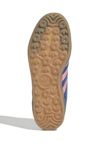 Εξωτερική σόλα από καουτσούκ σε υφή γυμνασίου, με κυκλικά προφίλ και διακριτό σχέδιο κυμάτων, διακοσμημένη με ροζ και μπλε πλευρές.