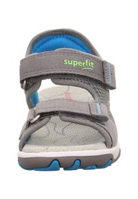 Graue Riemensandalen mit Klettverschluss, gepolstertem Innenfutter, strukturiertem Sohlenprofil und blauen Akzenten. Leichtes Design, das sich für aktive Nutzung eignet.