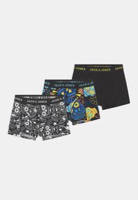 Tre par boxershorts: ett par svarta med vita blommönster, ett färgglatt med dödskallemotiv och ett par helsvarta med en logoband.