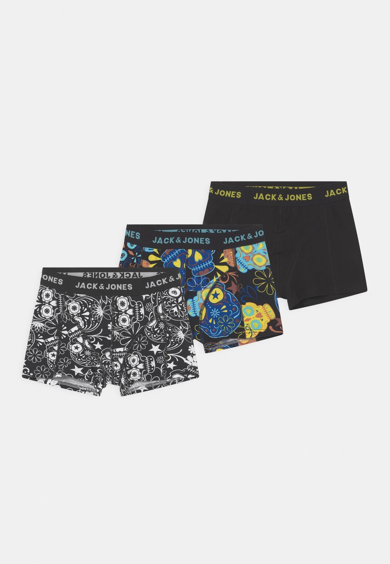Tre par boxershorts: ett par svarta med vita blommönster, ett färgglatt med dödskallemotiv och ett par helsvarta med en logoband.
