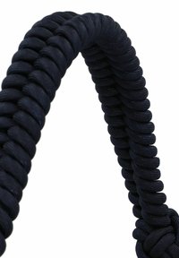 Paracord blu navy con design intrecciato, caratterizzato da texture lisce e arrotondate e pattern di sezione costanti, adatto per uso all'aperto.