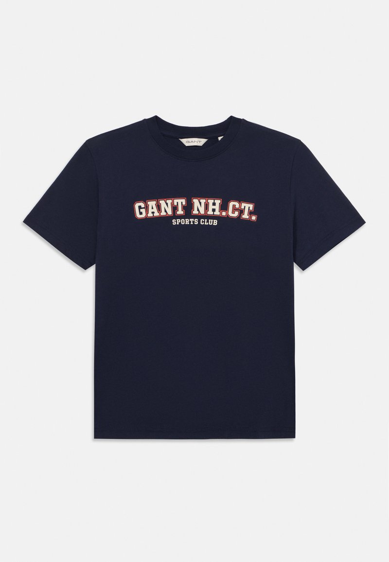 Tamsiai mėlynas medvilninis marškinėliai trumpomis rankovėmis, ant priekinės dalies esantis baltos ir raudonos spalvos grafikos užrašas "GANT NH. CT. SPORTS CLUB".
