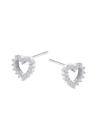 Srebrne kolczyki w kształcie serca, ozdobione białymi cyrkoniami, z fakturowanym wzorem i zapięciem na sztyft.