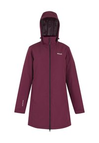 Imperméable à capuche bordeaux à manches longues avec fermeture éclair frontale, poches latérales et logos de la marque sur la poitrine et la manche gauche.