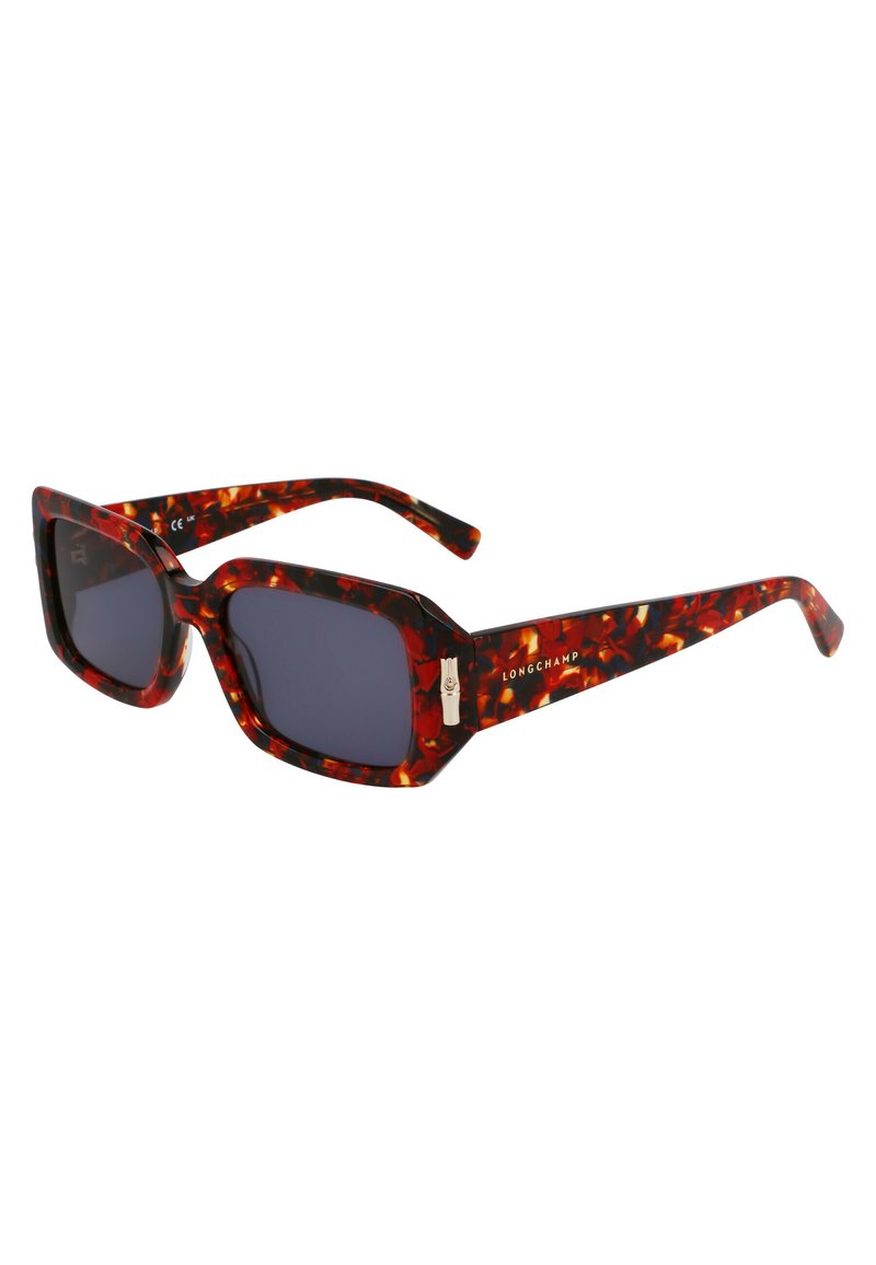Lunettes de soleil en écaille de tortue avec des montures rectangulaires, verres foncés et un accent logo doré sur la branche. Présente un motif texturé sur l'ensemble.