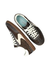 Zapatillas de deporte marrones y blancas con parte superior de tela texturizada, detalles con patrón, cordones en contraste y suela de goma marrón.