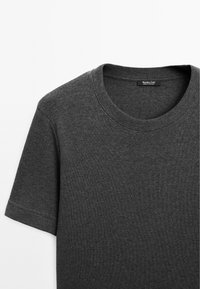 T-shirt gris foncé à manches courtes et col rond en tissu doux, présenté à plat avec une étiquette de col visible.