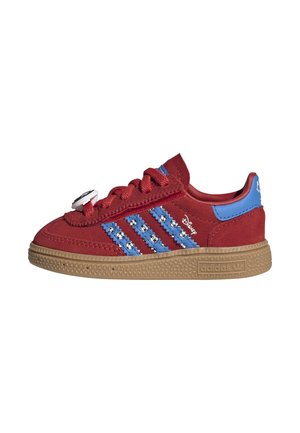Czerwony but sportowy Adidas z niebieskimi paskami, wzory piłki nożnej, gumowa podeszwa oraz logo Disneya na boku i zapiętku.