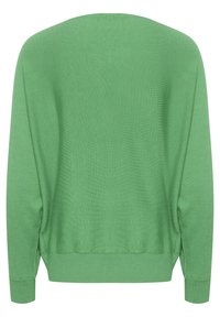 Groene gebreide trui met een ontspannen pasvorm, brede hals, lange mouwen en geribde manchetten en onderrand. Soepele textuur met een subtiel diagonale patroon.
