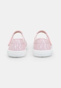 Zapatos sintéticos rosas con un acabado brillante, con un diseño de corte en la parte trasera y suelas de goma blanca. Textura suave, estilo minimalista.