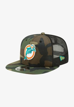 Czapka typu camo z płaskim daszkiem, siateczkowym tyłem i logo Miami Dolphins w pomarańczowym i turkusowym kolorze. Materiał ma wzór w kamuflaż w odcieniach zieleni i brązu.