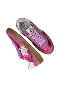Roze sneakers met glanzende metallic en suède texturen, witte veters, een tan zool en een geometrisch logo aan de zijkant.