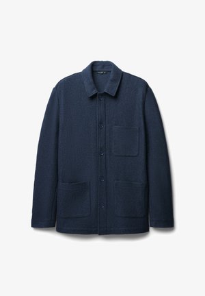 Giacca in misto lana blu navy con chiusura a bottoni, colletto a punta, due tasche a toppa frontali e superficie tessurizzata.