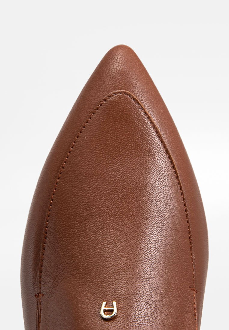 Braune Leder-Schuhe mit spitzem Zehenbereich, strukturiertem Finish und goldener Akzentuierung an der Seite. Verfügt über eine schlanke, stromlinienförmige Form.