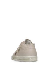 Sneaker in pelle beige con bordi ondulati, upper in tessuto testurizzato e suola in gomma bianca. Branding visibile sul tallone.