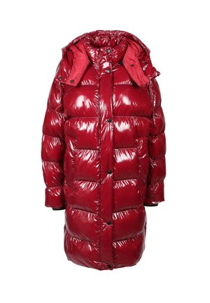 Cappotto puffer rosso con finitura lucida, dotato di cappuccio, bottoni a pressione e grandi sezioni trapuntate. Caratterizzato da un aspetto brillante.