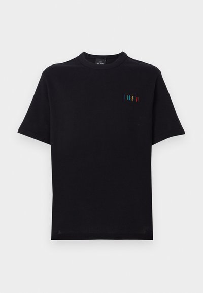 T-shirt noir à manches courtes en coton, avec un col rond et des rayures verticales colorées sur le côté gauche de la poitrine. Texture lisse.