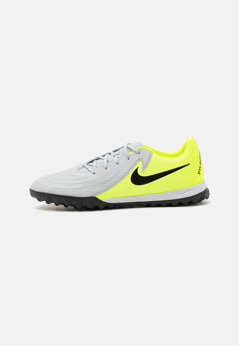 Graue Fußballschuhe mit einer strukturierten Oberseite, neon-gelben Akzenten, einem schwarzen Nike-Swoosh und einer Gummisohle, die für Traktion ausgelegt ist.