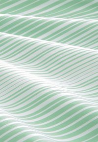 Grün-weißer gestreifter Stoff mit wellenförmigen Mustern, glatter Textur, leicht und mit wechselnden dünnen und dicken Streifen.