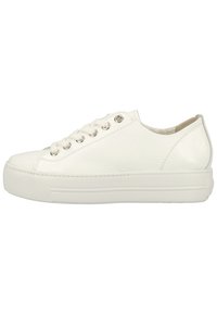 Sneakers bianchi in pelle con una superficie liscia, lacci piatti, punta tonda e una suola piatta spessa. Presentano occhielli argentati e cuciture minime.